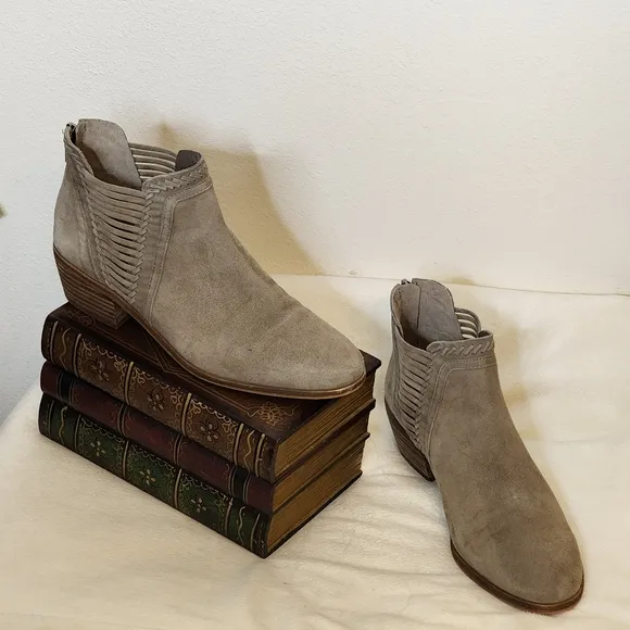 Vince Camuto Pippsy Lattice Side Foxy Suede Leather Booties Ankle Boots Spring