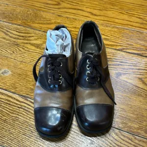 Vintage 1970’s Towncraft brown two tone wing tip oxfords.  Size 8 1/2D.