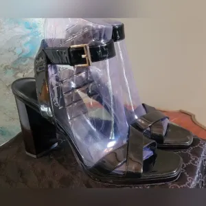 VINTAGE GUCCI TOM FORD BLACK PATENT LEATHER STRAPPY SANDALS 4&quot; HEELS 9B