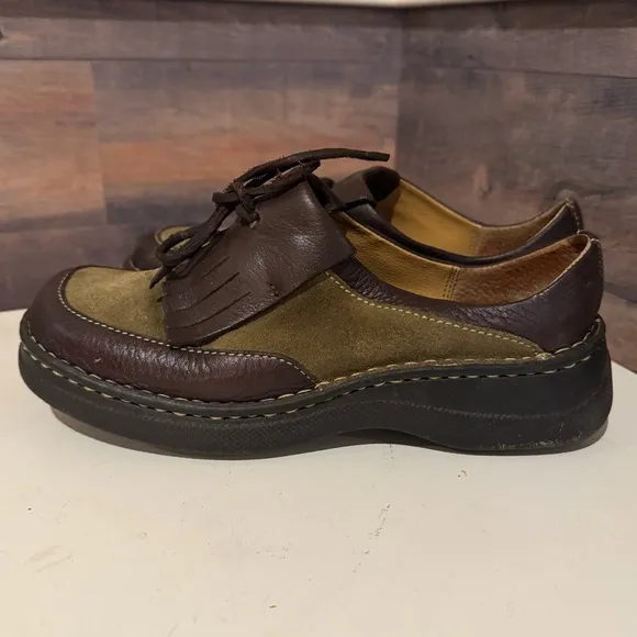 Vintage Women’s dead stock 90s High Sierra Chunky Leather Fringe Loafers size 8