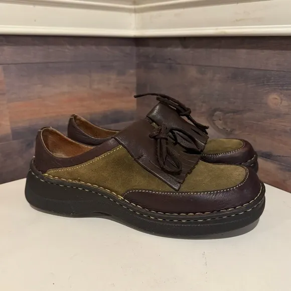 Vintage Women’s dead stock 90s High Sierra Chunky Leather Fringe Loafers size 8