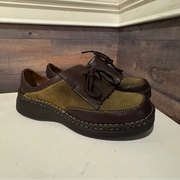 Vintage Women’s dead stock 90s High Sierra Chunky Leather Fringe Loafers size 8