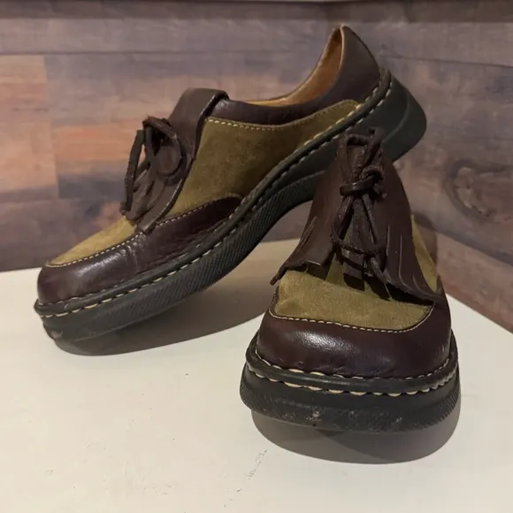Vintage Women’s dead stock 90s High Sierra Chunky Leather Fringe Loafers size 8