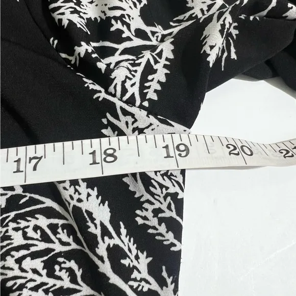 White House Black Market Keyhole Shift Dress | Black &amp; White Print | Size M