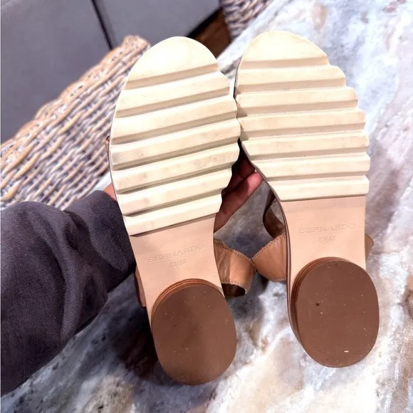 Women’s BERNARDO Alexis leather raffia ankle strap sandals. Size 8.5