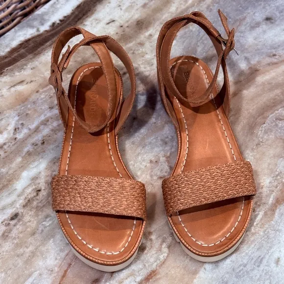 Women’s BERNARDO Alexis leather raffia ankle strap sandals. Size 8.5