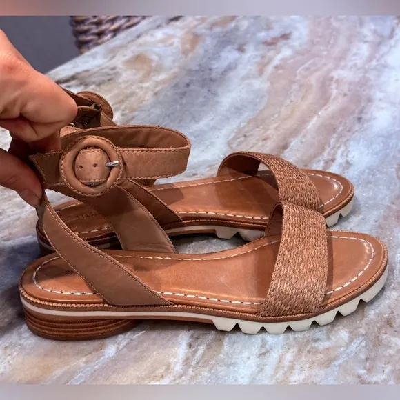 Women’s BERNARDO Alexis leather raffia ankle strap sandals. Size 8.5