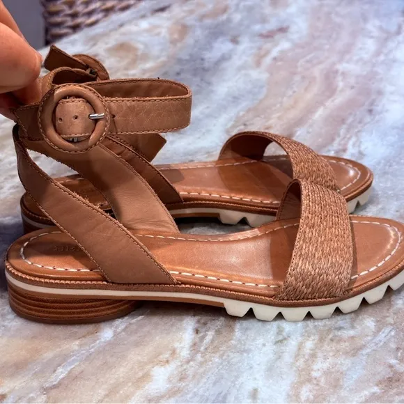 Women’s BERNARDO Alexis leather raffia ankle strap sandals. Size 8.5