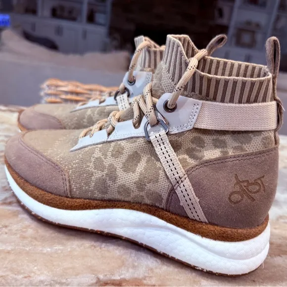 Women’s OTBT HYBRID SNEAKERS IN KHAKI- Size 6.5