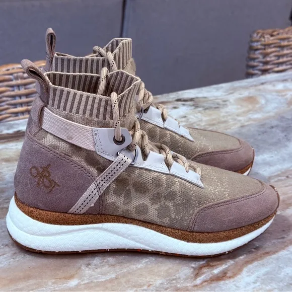 Women’s OTBT HYBRID SNEAKERS IN KHAKI- Size 6.5