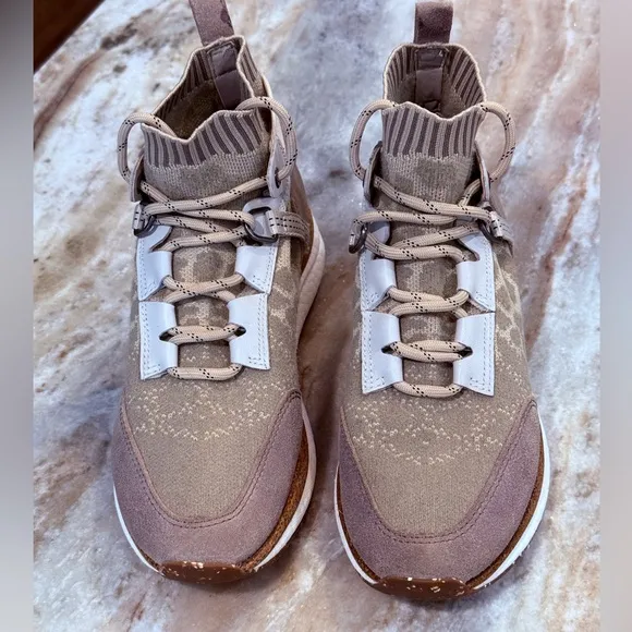 Women’s OTBT HYBRID SNEAKERS IN KHAKI- Size 6.5
