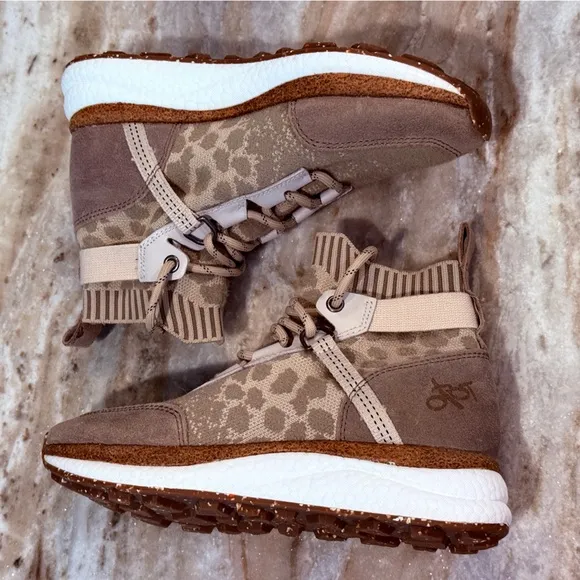 Women’s OTBT HYBRID SNEAKERS IN KHAKI- Size 6.5