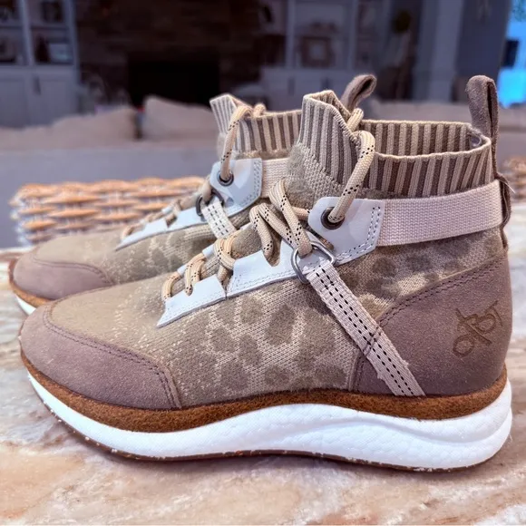 Women’s OTBT HYBRID SNEAKERS IN KHAKI- Size 6.5