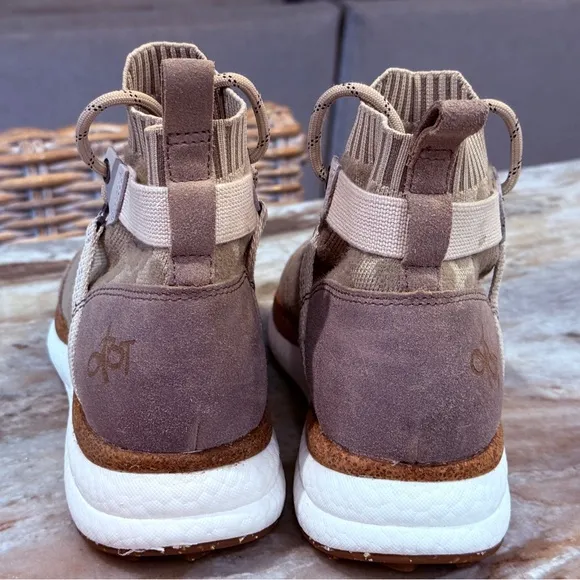 Women’s OTBT HYBRID SNEAKERS IN KHAKI- Size 6.5