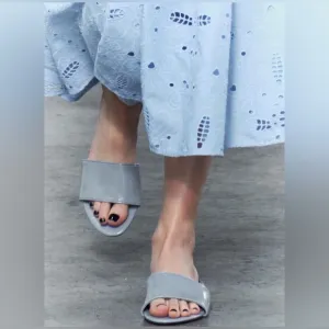 🔥🔥Zara faux pantent leather flat sandals