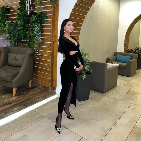 Zara  * velvet midi black dress